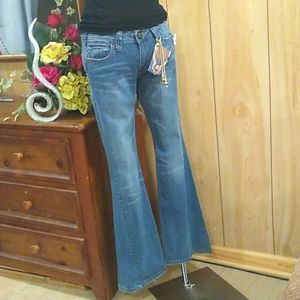 Boot cut stretchable jeans with tag